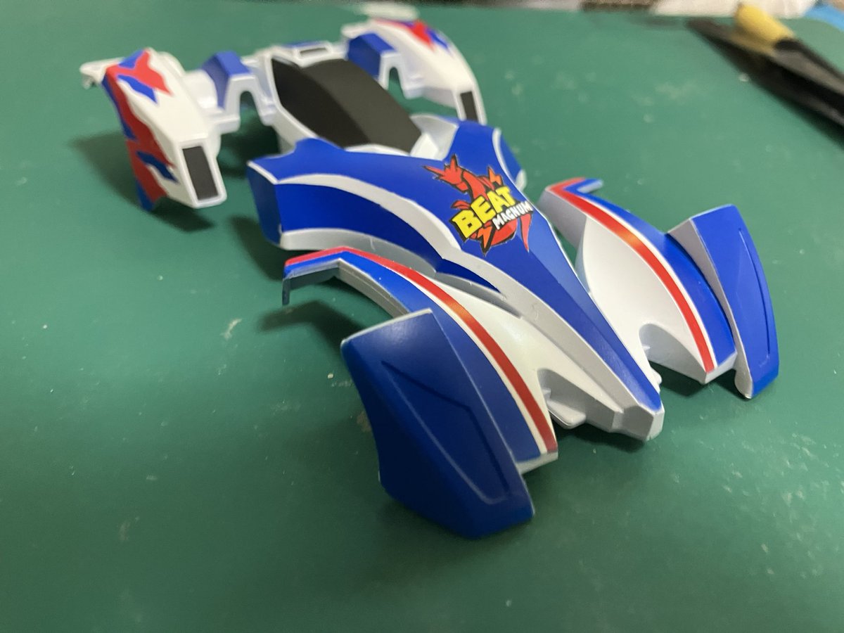 yoshiomini4wd's tweet photo. 先日ライジングトリガーの塗装をしておりましたが、並行してビートマグナムの塗装も進めています✨
このミニ四駆はエンブレムの塗装が1番の山場かと思っています_:(´ཀ`」 ∠):

#ミニ四駆 https://t.co/viOld8URqQ