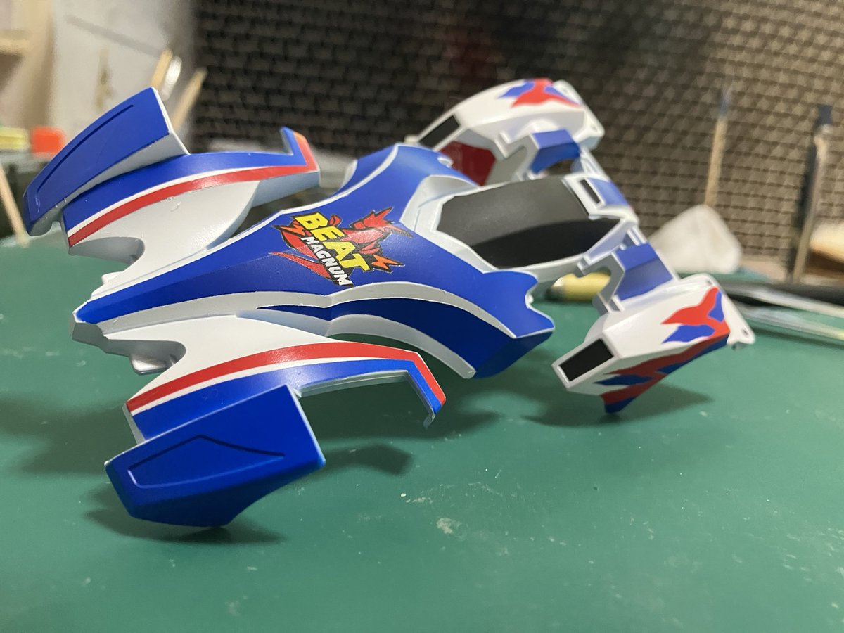 yoshiomini4wd's tweet photo. 先日ライジングトリガーの塗装をしておりましたが、並行してビートマグナムの塗装も進めています✨
このミニ四駆はエンブレムの塗装が1番の山場かと思っています_:(´ཀ`」 ∠):

#ミニ四駆 https://t.co/viOld8URqQ