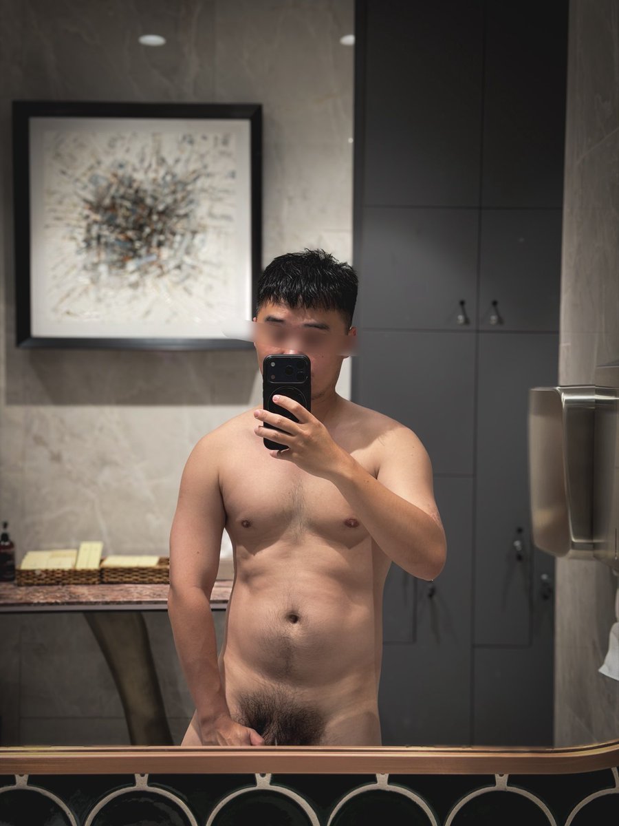 Roy51899100's tweet photo. 已經吃兩餐米其林了，看來胡志明能吃多胖🫨 https://t.co/LQjrXhhDQw