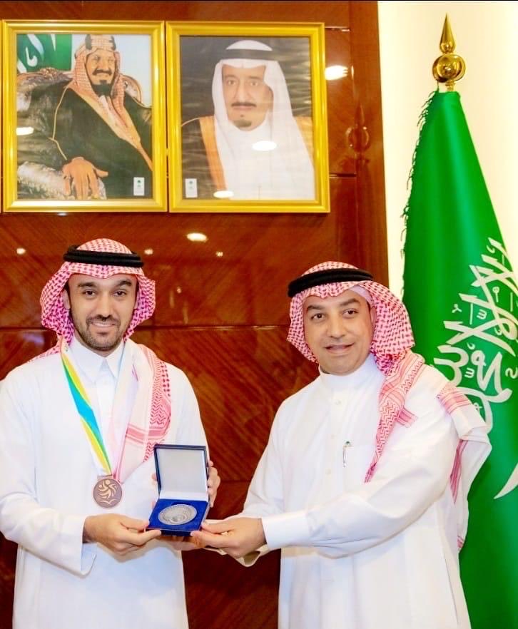 FadelAlnemer's tweet photo. بكل معاني الفخر والاعتزاز، وبقلبٍ يمتلئ حباً لوطنٍ أعطاني أكثر مما أعطيته، أعلن اليوم انتهاء فترة تكليفي الرسمية في رئاسة الاتحاد العربي لكرة اليد، بعد مسيرة امتدت لأكثر من عشرين عاماً قضيتها في خدمة قطاع الرياضة في وطننا الغالي.

لقد كانت هذه السنوات شرفاً لا يضاهيه شرف، وتكليفاً حملته على العاتق بكل أمانة وإخلاص، في ظل قيادتنا الرشيدة التي جعلت من الرياضة السعودية نموذجاً يُحتذى به عربياً ودولياً.

أتقدّم بخالص الشكر وعظيم العرفان إلى صاحب السمو الملكي الأمير عبدالعزيز بن تركي الفيصل، وزير الرياضة،@AbdulazizTF على الثقة الغالية التي منحني إياها. وقد تشرفت بأن أعمل تحت قيادته الحكيمة ورؤيته الطموحة التي نقلت رياضتنا إلى آفاق جديدة. فشكراً لسموه الكريم على الدعم والتوجيه الذي كان نبراساً لنا في كل خطوة.

وأنا على ثقة تامة بأن المجلس الجديد سيكمل مسيرة العطاء والنجاح، وسيدفع بعجلة كرة اليد العربية إلى مزيد من التقدم والازدهار في المرحلة المقبلة. فكل التوفيق لهم، ودعمي ومساندتي لهم في كل ما يخدم رياضتنا.

دام وطننا شامخاً عزيزاً بقيادته، ومزدهراً بأبنائه المخلصين.