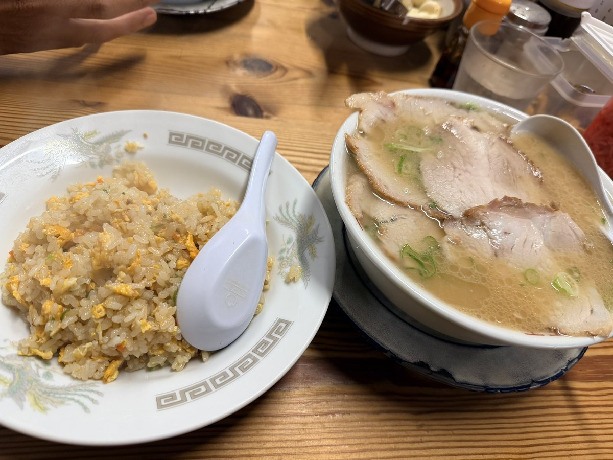 1648_i's tweet photo. @marieeru2 その時の写真がこれ！
並んだ分ガッツリ食ってやる！と息巻いてチャーシュー麺と炒飯頼んだのはやり過ぎでしたがむちゃくちゃ美味しかったからヨシ！でした😊 https://t.co/XHBayNaxuO