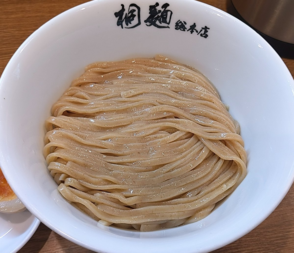 take7700gh5fs's tweet photo. 真夜中の飯テロ🍝
#十三 #桐麺総本店 さんの #限定 #MAZEL です。 魚介スープの旨味が鮮烈😋鶏油や卵黄も入らないので自家製麺の旨味そのものを堪能出来ます😋お好みでトッピングを加えるのも有りですね👍🏻 ※味玉別売 #ラーメン #つけ麺 #まぜそば #飯テロ #麺テロ #大阪ラーメン #桐麺 https://t.co/JcH18vdcyD