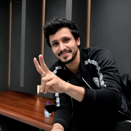 Mulhem28's tweet photo. انتصر خالد الغامدي 
وخسر الإعلام القذر 
انتقد خالد الغامدي (لاعب دولي سابق) اداء لاعب يمثل منتخب بلده اللي يحبه وأجمع السواد الأعظم على سوء مستواه في المباراة (سالم الدوسري).
لا دخل في عرضه ولا شرفه ولا حتى تاريخه ولا ساء أدبه تجاهه.
ايش صار ؟
شن الإعلام المتعصب البذيء الذي يهمه ناديه اكثر من منتخبه (كعادته) حملة قذرة جداً، لا تمت لا للإسلام ولا للأخلاق ولا حتى للقيم الإنسانية.
هذا الأمر يؤكد ان إعلامنا الرياضي سبب أساسي ومحوري في التعصب والتأخر عن العالم رياضياً رغم وجود الإمكانيات الكبيرة، بسبب العقليات السيئية التي تتصدر المشهد الإعلامي منذ عقود والذي يخجل الشارع الرياضي من قول أن هذا الإعلام يمثل رياضتنا.
