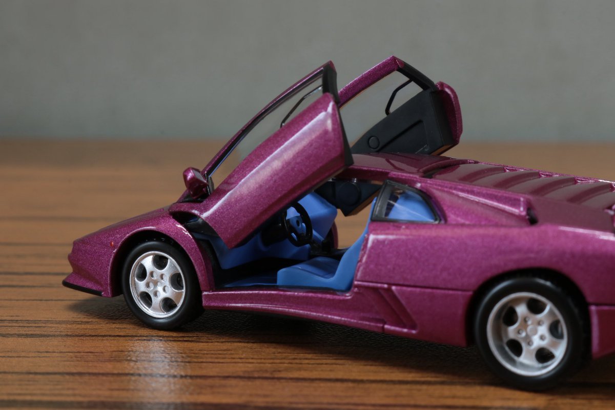 LP400S1's tweet photo. トミカリミテッドヴィンテージ NEO
Lamborghini Diablo SE30（Purple）

1/64でシザーズドアと
エンジンフードが開閉可能
しかも閉めた時の収まりが良く
クオリティの高い1台です
#Lamborghini #diablose30 
#LamborghiniDiablo #TLVN https://t.co/hwJD0mPUpG