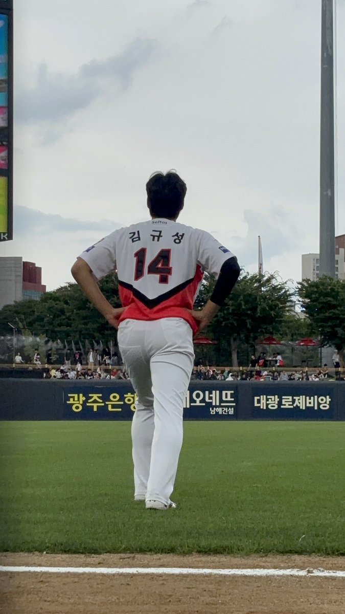 whaeng__'s tweet photo. 헐. 규숭이가 내눈앞에서 체조해줌
유니폼들구잇엇는데… 팬서비스야? ㅜㅜ❤️ https://t.co/bET0AlvsUw