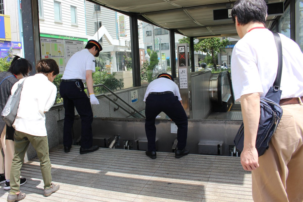 nagoya_kotsu100's tweet photo. 【水防訓練＠名古屋港駅】

💧駅構内での情報提供（タブレット端末による多言語案内も！）
💧止水板の立ち上げ
💧防潮扉の閉鎖

などの水害発生時の対応について、
実際の駅設備を用いた訓練���行いました。

参加いただいた地域の皆さまから「分かりやすかった」というお声をいただきました！ https://t.co/G3ZRhSAWLO