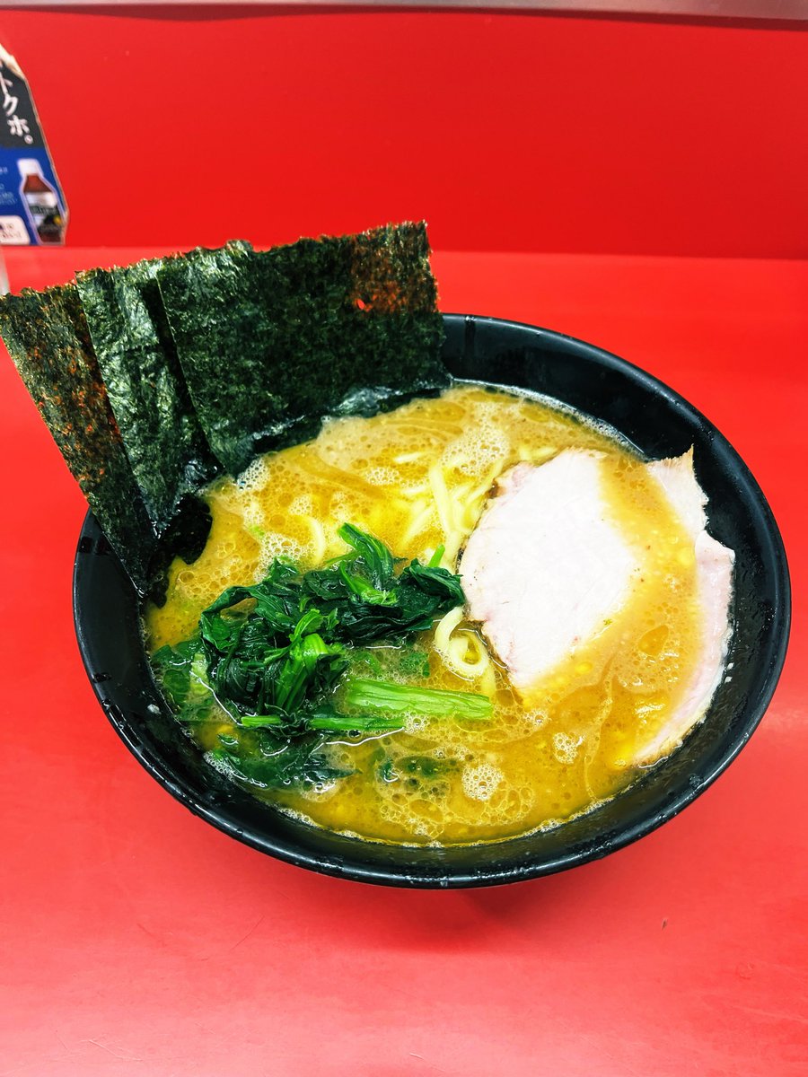 kobe_ramen_club's tweet photo. 和尚のリカバリーのお陰で念願の初訪麺🔰
ずっといつかは行きたいと思ってました🥹
和尚のラーメンIQに感謝🙏
酒井製麺特製の平打ち中太麺に総本山の味を忠実に受け継ぐ濃厚な豚骨醤油スープが
ベストマッチ🫰
遠足ラストで本場の家系を堪能した💘🤤
#ラーメン杉田家本店
#どさんこ神奈川ラーメン部 https://t.co/oTzyeBsYlb