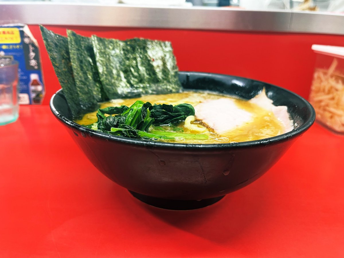 kobe_ramen_club's tweet photo. 和尚のリカバリーのお陰で念願の初訪麺🔰
ずっといつかは行きたいと思ってました🥹
和尚のラーメンIQに感謝🙏
酒井製麺特製の平打ち中太麺に総本山の味を忠実に受け継ぐ濃厚な豚骨醤油スープが
ベストマッチ🫰
遠足ラストで本場の家系を堪能した💘🤤
#ラーメン杉田家本店
#どさんこ神奈川ラーメン部 https://t.co/oTzyeBsYlb