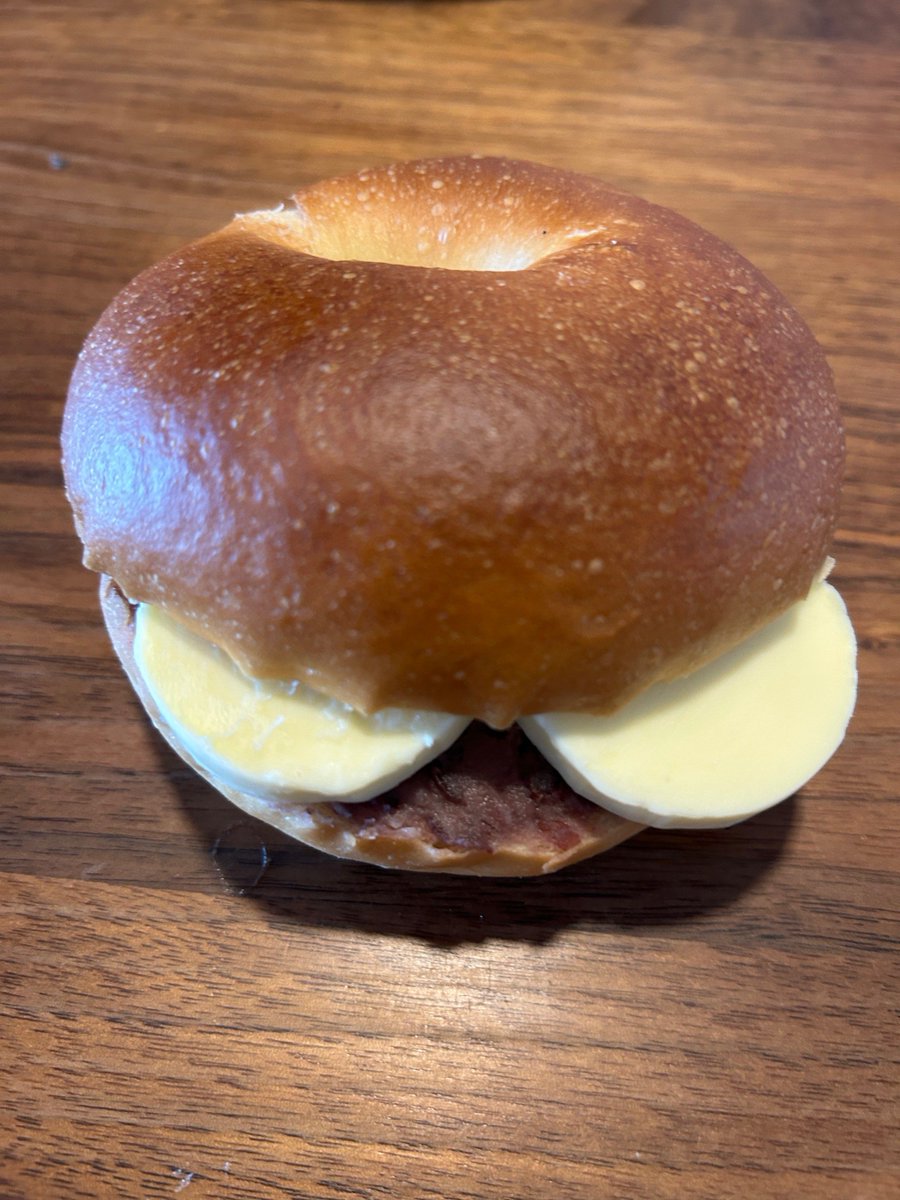 edgar_uli's tweet photo. Just grabbed a warm, buttery croissant from the corner bakery—flaky layers that melt in my mouth, perfect pick-me-up for this gray morning. https://t.co/MeMmQuCyuv