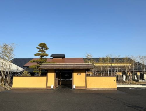 sauna_and_grm's tweet photo. 【3時間の予定やったのに…】

京都・精華町にある
スッカマ 源氏の湯。

ちょっとだけ行くつもりやった。

サウナ入って、休憩して、
また入って。

気づけば、
時計がだいぶ進んでる。

「もう帰ろう」と思っても、

「あと1回だけ」を繰り返してしまう。

予定より長くいたのに、
なぜか時間を無駄にした気がしない。

そんな場所。
ぜひ保存しておいて！