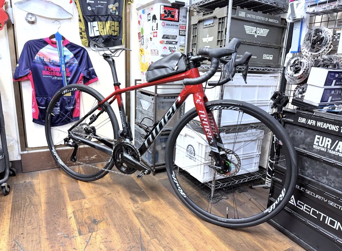 u2bikes's tweet photo. 三者三様十人十色千変万化🌸
ブルべで1000km走る方の自転車といっても
ホイールだけでも信頼のシマノ、
快速巡航RolfPRIMA
玄人好みの手組みホイールと様々。
さらにはタイヤひとつでも、
ポジションでもセッティングでも様々。

大事なことは値段でもみんな使ってるからでもなく、
そのひとの身体や好みに合っているかどうか。
なのでセオリーあれども都度お話をして
出来る事を出来る限りで一緒に形にしていきます。
 #ロードバイク #ブルベ
 #カスタマイズ #出来る事を出来る限りで
 #U2BIKES