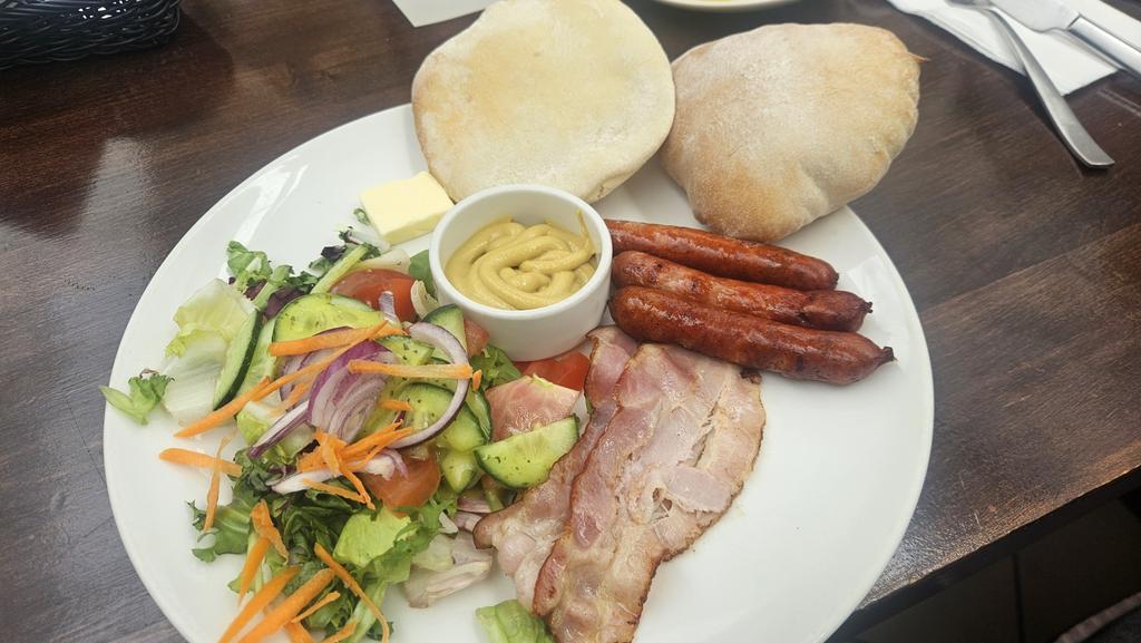 Pogotowie_IT's tweet photo. Śniadanie w trasie 🚗
#Sphinks #BestMorning
Grillowany boczek 🥓, grillowane kiełbaski, sałatka wegetariańska 🥗, bułka pita 🥖 z masełkiem i herbata ☕ https://t.co/8VlkhZVSHJ