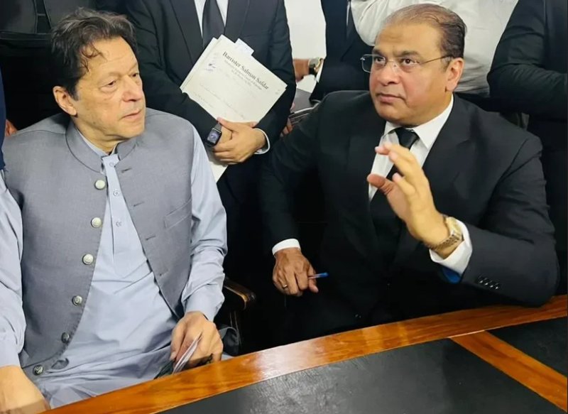 FaiziWithKhan's tweet photo. پاکستان کی تاریخ میں اور میری وکالت کی تاریخ میں عمران خان کے کیسز کی پیروی کرنا سب سے مشکل کام ہے اور مشکل اس لیے نہیں کہ کیس مشکل ہیں بلکہ اس لیے کہ حالات مشکل ہیں۔ بیرسٹر سلمان صفدر https://t.co/0hdOc6VAQe
