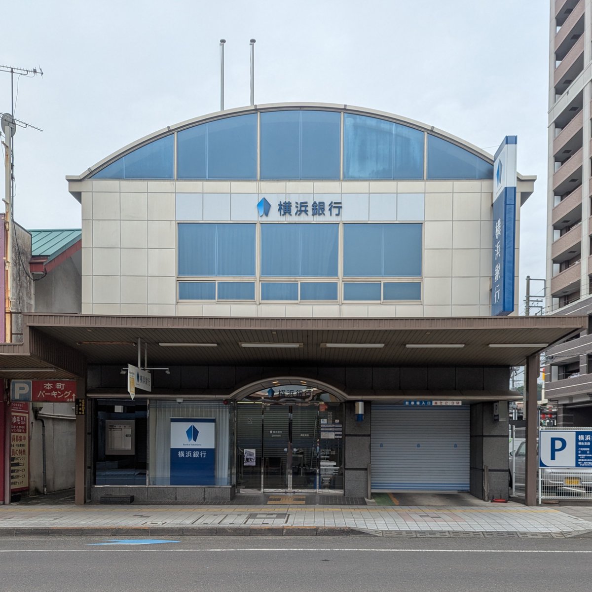 kiryu_story's tweet photo. おはようございます☀️

写真の『横浜銀行 桐生支店』皆さんも一度は見かけたことがありますよね🏦
昨日の三越に続き「えっ、桐生にそれがあるの！？」シリーズ第2弾😄🎶

北関東ではかなり珍しい浜銀の支店がなぜ海のない桐生市にあるのか…🤔
その理由。やっぱり日本の近代化を文字通り牽引した「桐生の織物産業」の圧倒的なパワーにあります🧵✨

当時、日本の最重要輸出アイテムだった生糸や絹織物！
その一大生産地だった桐生と、世界への輸出港だった横浜は、経済の太いパイプで直結していました🚢🌊
横浜の商人たちとの間で、それほど巨額の取引や資金のやり取りが日常的に行われていた証拠が、この支店の存在なんです💰✨

普段何気なく通り過ぎている街角の銀行ですが
実は「かつて桐生が日本経済の中心で世界を相手にしていた」という、動かぬ歴史の証明書( •̀∀•́ )ﾄﾞﾔｯ
そう思うと、この見慣れた青い看板がいつも以上に誇らしく見えてきますよね〜🥰
