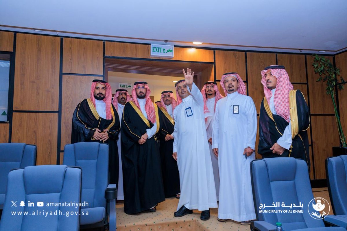 kharjmun1's tweet photo. تنسيق وتكامل لخدمة التنمية في المحافظة 🌟

زار صاحب السمو الملكي الأمير فهد بن محمد بن سعد بن عبدالعزيز محافظ الخرج، #بلدية_الخرج، واطّلع على الخدمات المقدمة للمستفيدين عبر مركز خدمة الضيف، كما استعرض خلال اجتماعه مع مسؤولي البلدية الأعمال الهادفة إلى خدمة المحافظة.

#أمانة_منطقة_الرياض