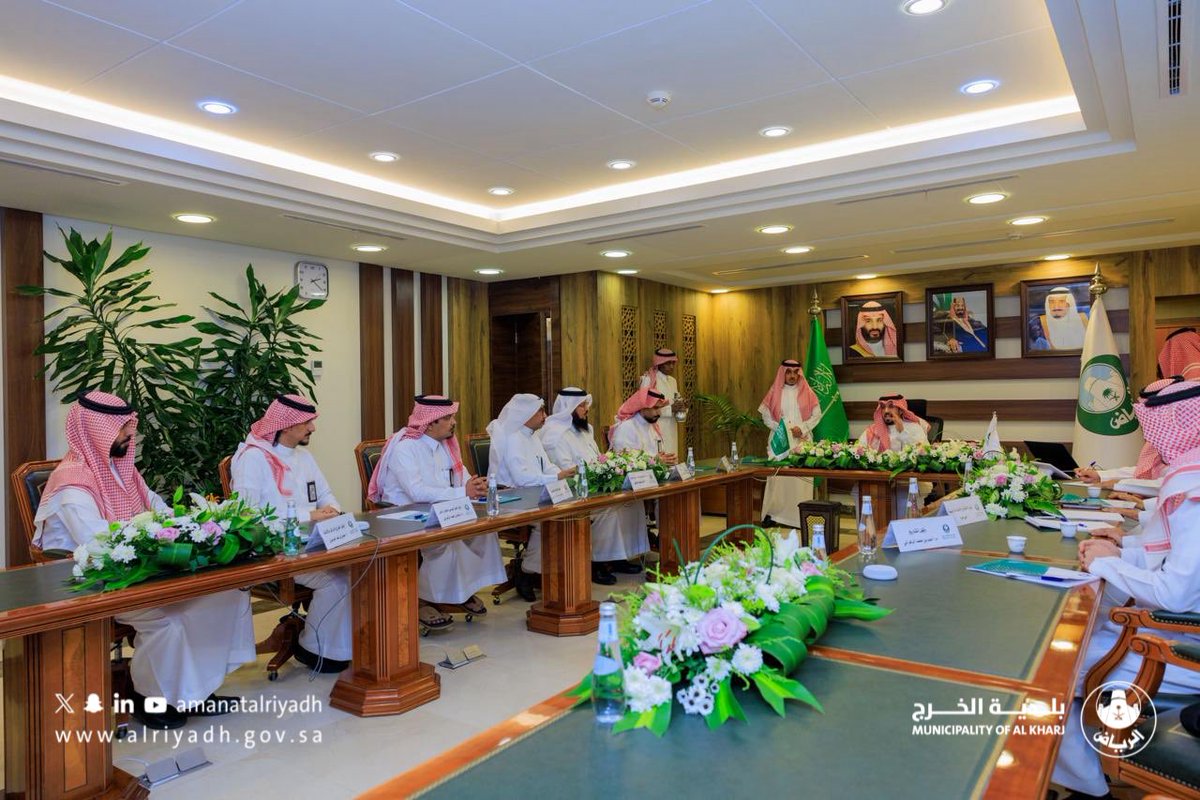 kharjmun1's tweet photo. تنسيق وتكامل لخدمة التنمية في المحافظة 🌟

زار صاحب السمو الملكي الأمير فهد بن محمد بن سعد بن عبدالعزيز محافظ الخرج، #بلدية_الخرج، واطّلع على الخدمات المقدمة للمستفيدين عبر مركز خدمة الضيف، كما استعرض خلال اجتماعه مع مسؤولي البلدية الأعمال الهادفة إلى خدمة المحافظة.

#أمانة_منطقة_الرياض