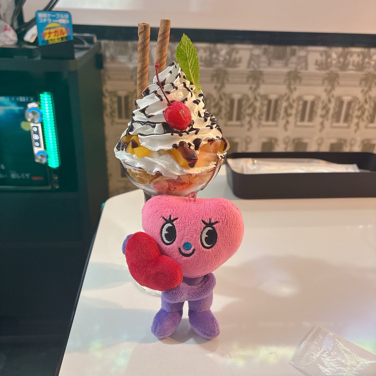 mi5618's tweet photo. 久しぶりのカラオケ🎤
誕生日のクーポンでチョコレートパフェ🍫
もらえたんだけど大きくてびっくりした‼︎ https://t.co/cMMToiriY5