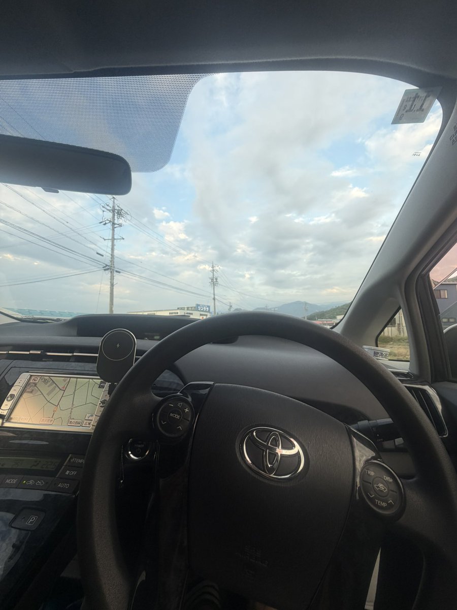bisui528's tweet photo. フロントガラス新品きもてぃ https://t.co/UUkzsDTupI