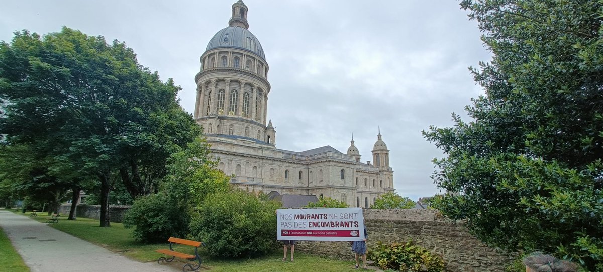 allianceVITA's tweet photo. ✨Une société solidaire se caractérise par sa capacité à protéger les plus fragiles.
La possibilité légale de demander la mort peut devenir, pour certaines personnes,
une pression implicite, notamment lorsqu’elles se sentent seules, dépendantes ou
fragilisées.

🫱🏻‍🫲🏻 C’est à la manière dont elle protège les plus fragiles qu’on mesure le niveau de
civilisation d’une société.

La légalisation du suicide assisté et de l’euthanasie aurait un impact social majeur,
dépréciant l’image que les personnes fragiles et dépendantes ont d’elles-mêmes.

📣 Mobilisons-nous lundi 22 juin en fin de journée pour rappeler qu'aucune vie n'est de trop !  Nos mourants ne sont pas des encombrants !
👉Retrouvez les villes, horaires et adresses sur notre site Internet.
https://t.co/8Y2i2fAXeu

#boulognesurmer #nausicaa #Findevie #alliancevita