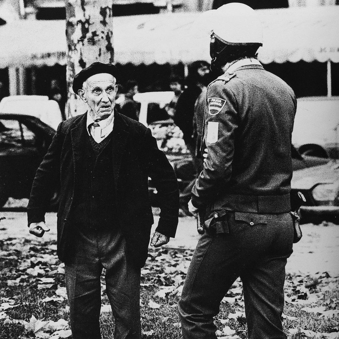 outsidersesp's tweet photo. Xabi Ventura. Manifestación por la desaparición de Mikel Zabalza. Iruña. 1985.

Ventura llegó a ser jefe de fotografía del diario “Navarra Hoy”, y tras su cierre pasó por Egin hasta su cierre por la Audiencia Nacional y Euskaldunon Egunkaria también cerrado por un proceso judicial. Tras estas experiencias dejó la fotografía y el sector de prensa en general.

La fotografía es de una manifestación por la desaparición de Mikel Zabalza tras ser detenido por la Guardia Civil en 1985. La policía cargó contra los manifestantes y una pareja de ancianos que estaban sentados en un banco de la Pl del Castillo se levantaron a recriminar a la policía su violencia. Zabalza apareció flotando en diciembre de ese año en el Bidasoa, asesinado a causa de las torturas recibidas.

(Publicado originalmente por agentsdelamort)