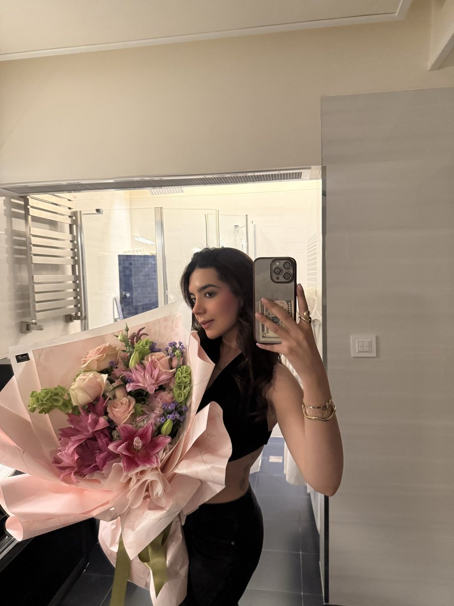 saaqitoon's tweet photo. @Hastiflowers بلهههههههههه🥹🤍 https://t.co/J6eTIACvNb