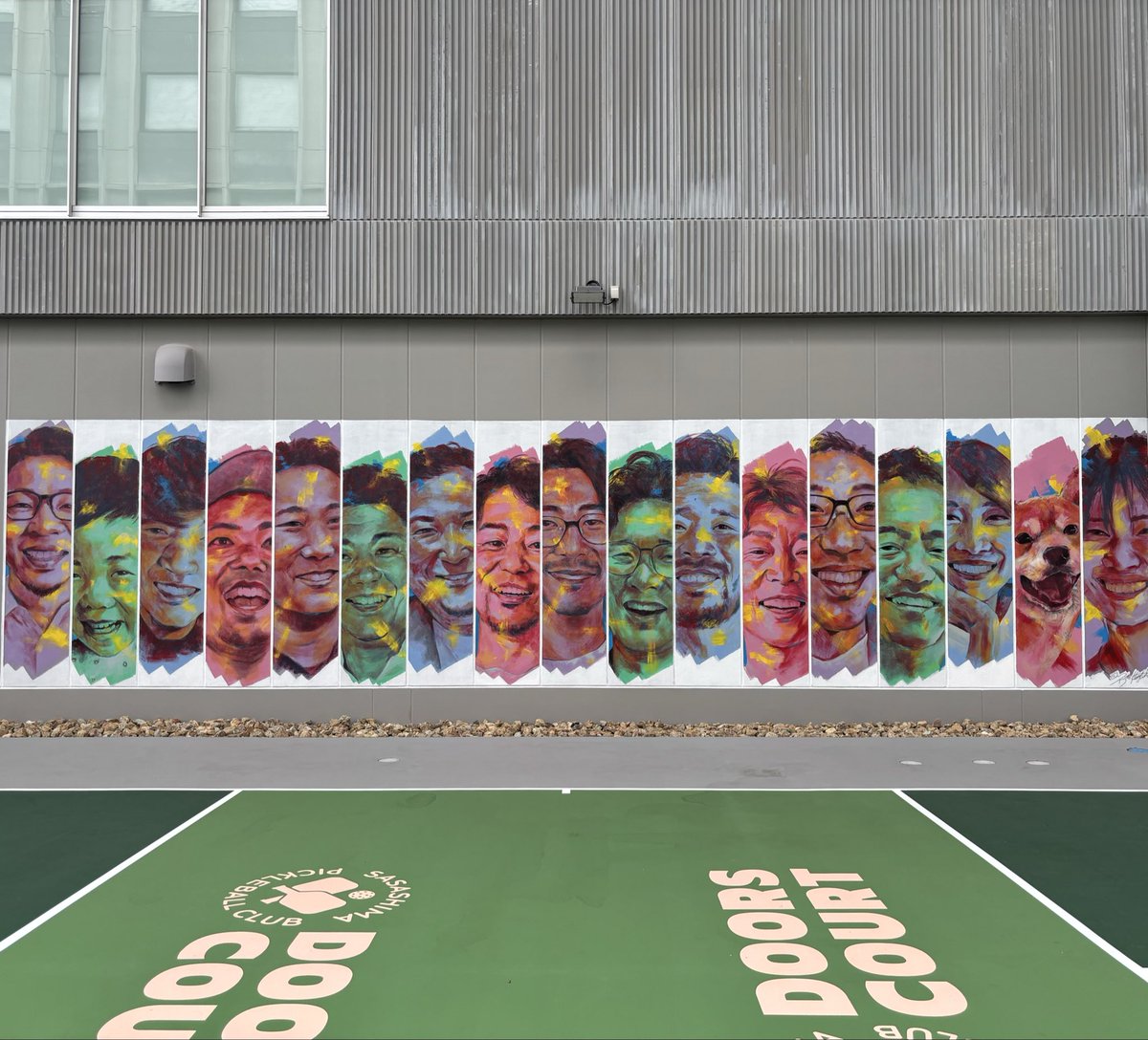 aQstudio_work's tweet photo. 弊社アーティスト・秋山による、NAKAGAWA CANAL DOORSの壁画が完成しました✨ 
エイトデザインさんのシェアオフィスで働く方々を描いています🏢 

下地づくりには、東海オンエアの虫眼鏡さん、元オモコロ編集長の原宿さんにもご協力いただきました👏皆様是非チェックしてみて下さい！

#aQstudio https://t.co/G0i3dOUR0G