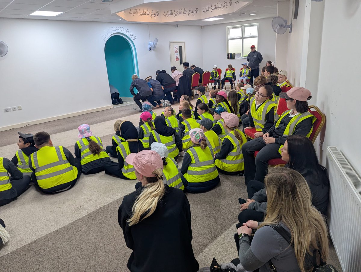 amea_wm's tweet photo. Ahmadiyya Muslim Elders Association Wolverhampton hosted Stow Heath Primary School at Baitul Ata Mosque. Students learned about Islam’s Five Pillars, joined a Q&amp;A session, received refreshments, and teachers were given literature gifts.
@ukmuslims4peace 
@Ansarullah_UK https://t.co/wGcUn7q5cT