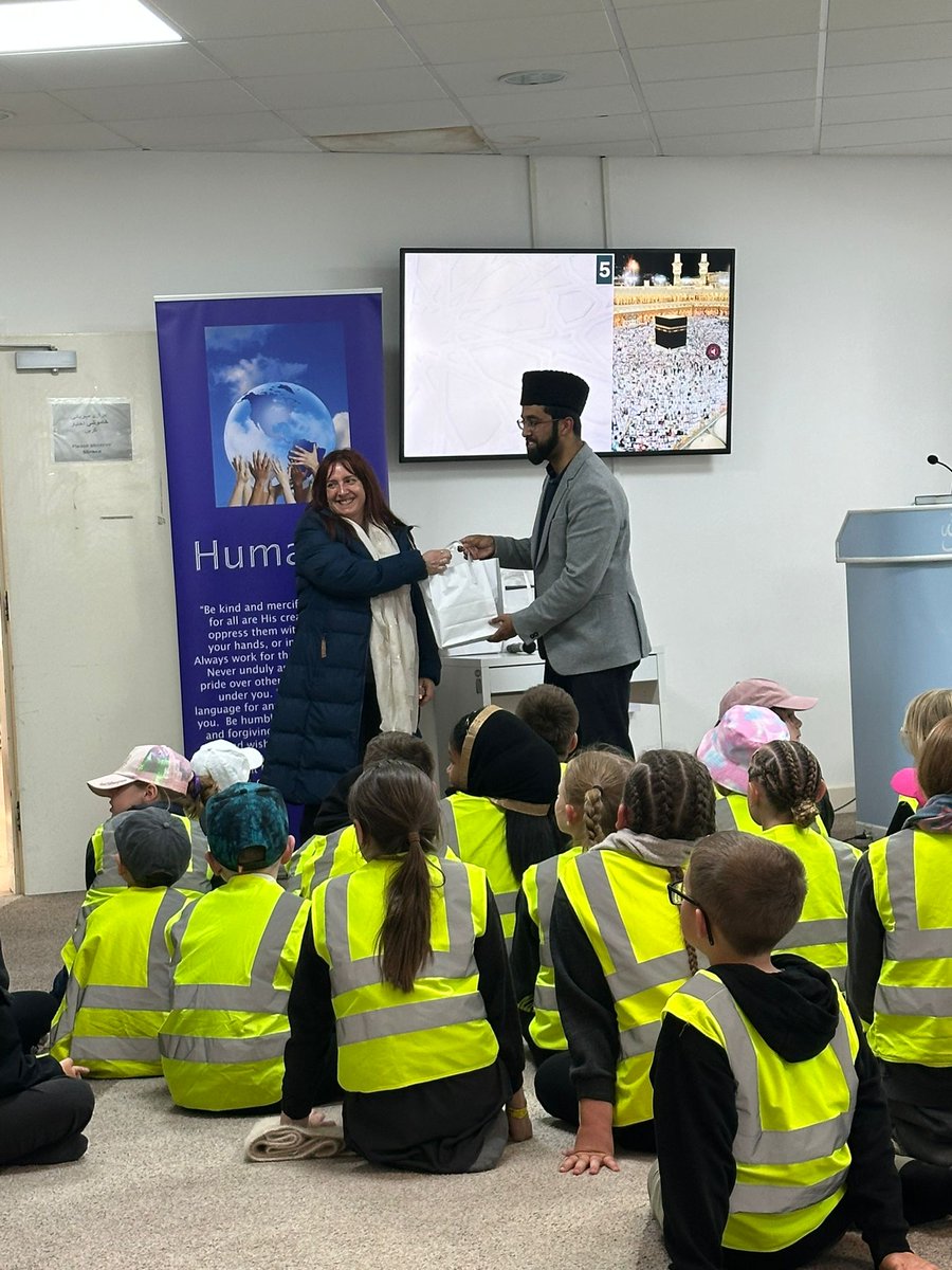 amea_wm's tweet photo. Ahmadiyya Muslim Elders Association Wolverhampton hosted Stow Heath Primary School at Baitul Ata Mosque. Students learned about Islam’s Five Pillars, joined a Q&amp;A session, received refreshments, and teachers were given literature gifts.
@ukmuslims4peace 
@Ansarullah_UK https://t.co/wGcUn7q5cT