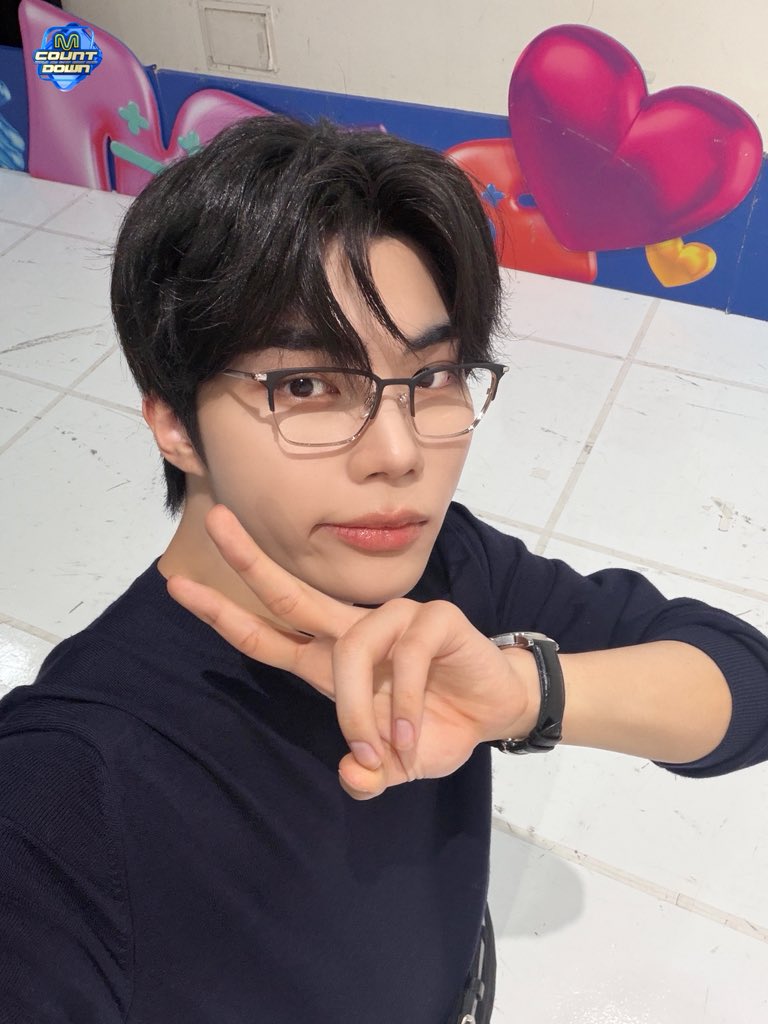 MnetMcountdown's tweet photo. 이건 첫번째 레슨 엠카가 (소)박이 쌤들 좋아하는 건 모두가 알기
이제 두번째 레슨 박이 쌤들 오늘 주사위 6인 거 모두가 알기
드디어 세번째 레슨 엠카 일타강사 박이 쌤의 셀카 선물 모두가 꼭 봐주기

#MCOUNTDOWN #엠카운트다운 
#박건욱 #계훈 #ZEROBASEONE #KickFlip https://t.co/QTQCiVsHEh