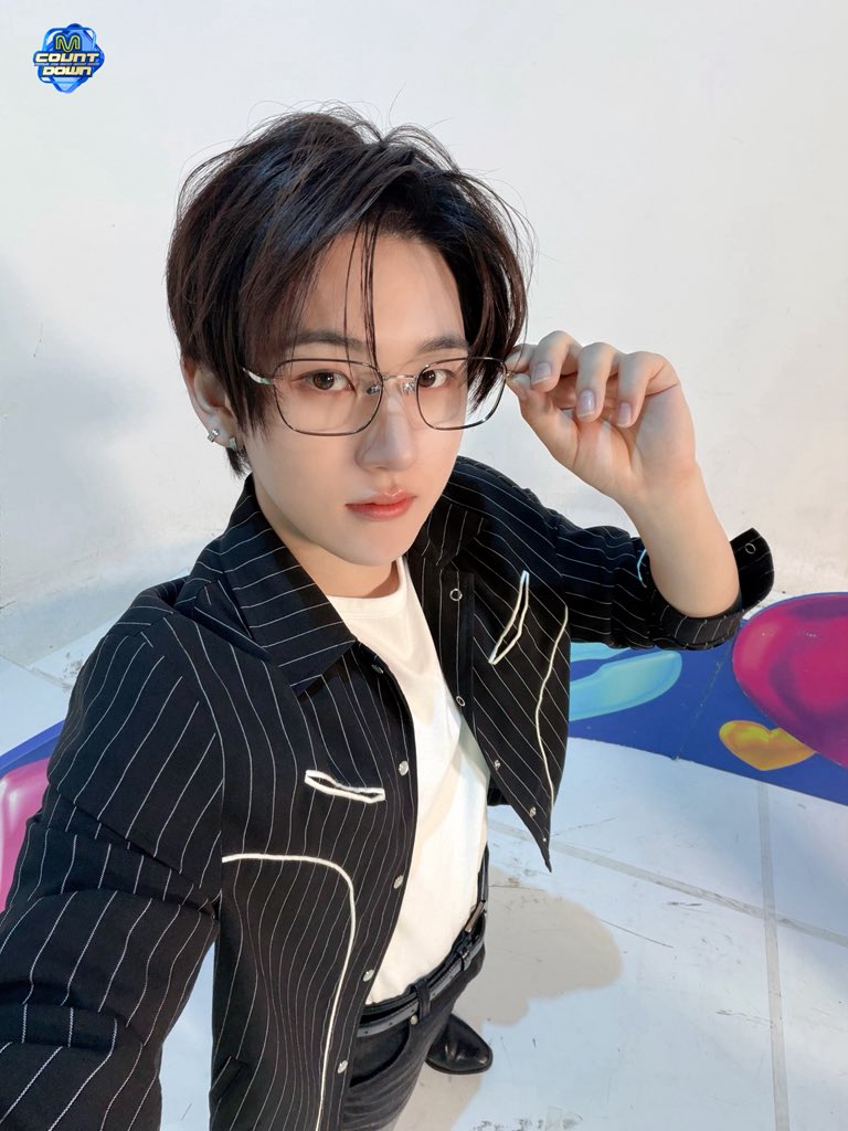 MnetMcountdown's tweet photo. 이건 첫번째 레슨 엠카가 (소)박이 쌤들 좋아하는 건 모두가 알기
이제 두번째 레슨 박이 쌤들 오늘 주사위 6인 거 모두가 알기
드디어 세번째 레슨 엠카 일타강사 박이 쌤의 셀카 선물 모두가 꼭 봐주기

#MCOUNTDOWN #엠카운트다운 
#박건욱 #계훈 #ZEROBASEONE #KickFlip https://t.co/QTQCiVsHEh