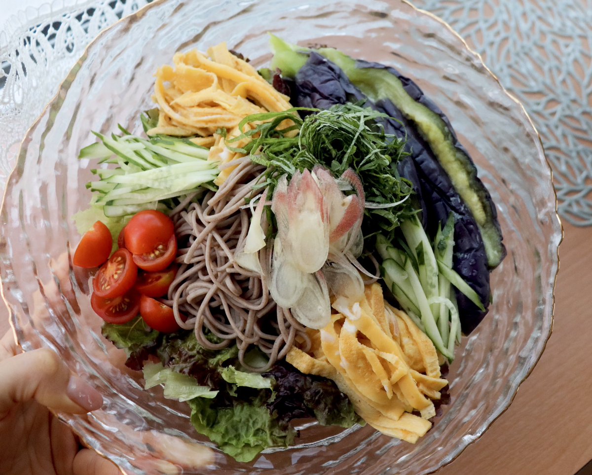 abb_gohan_'s tweet photo. #晩ごはん
・冷たい茄子が美味しいサラダ蕎麦

トッピングは
・甘辛く炊いた油揚げ
・追いシソ&amp;生姜 https://t.co/PCLNIykTJC