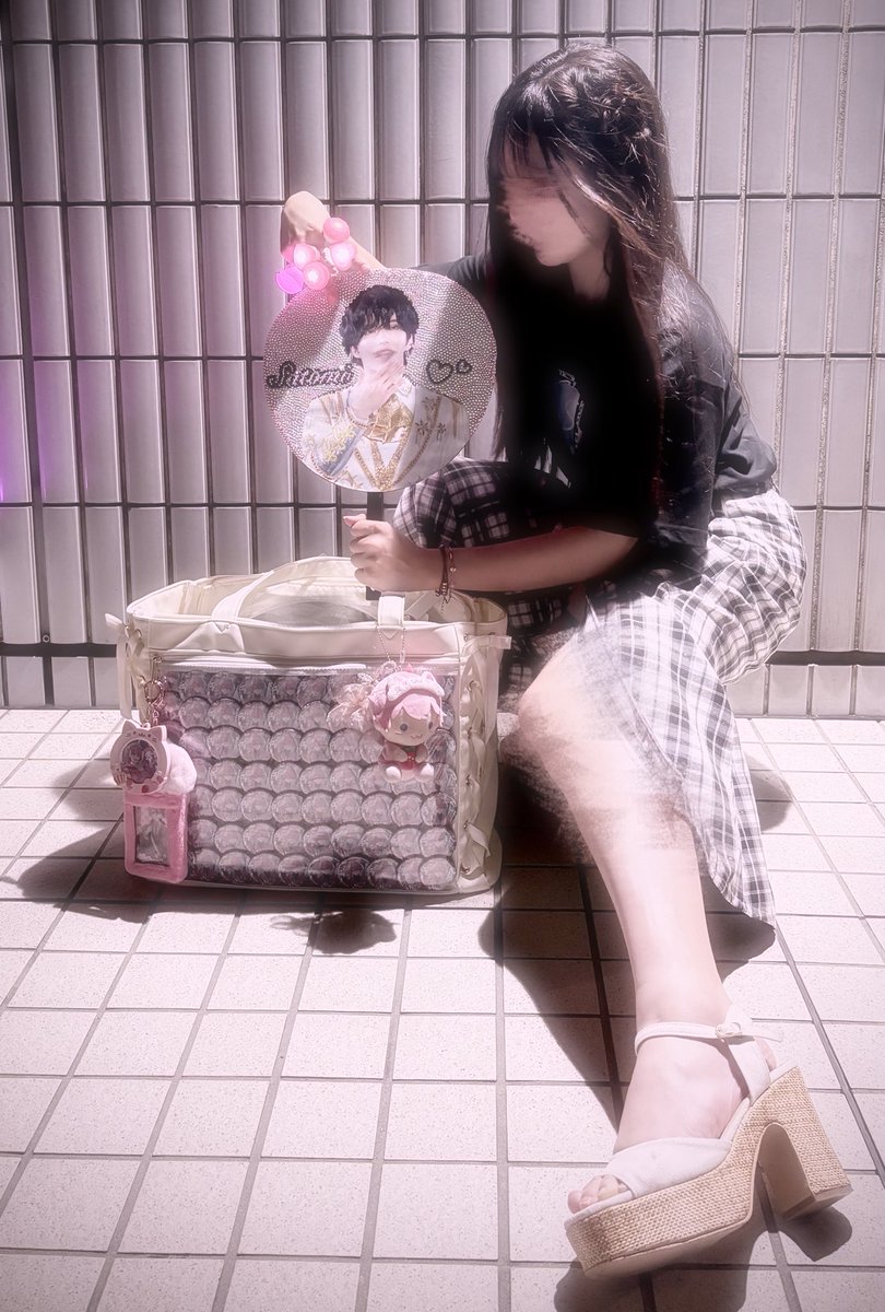 ntowa3103's tweet photo. #推し活写メコン
参加失礼します🍀
ワンマンキービジュが大好き過ぎて初めて一面の痛バを組んでワンマンの時に撮った写真になります💭🎀
本当に思い入れのあるビジュアルになります✨️ https://t.co/Y6ALPocJku