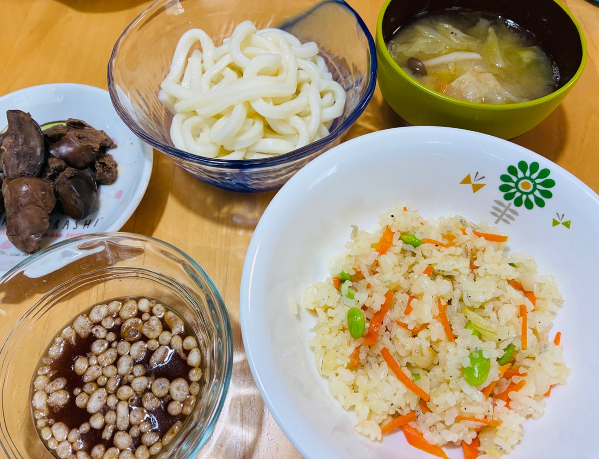 hanakanran's tweet photo. 夕飯よ〜リクエストの冷たいうどんに便乗してうどんと昨日の冷やご飯でしらすチャーハンと昨日の味噌汁で手抜きデー。言わんかったらわからん！ https://t.co/m35azS0jCv