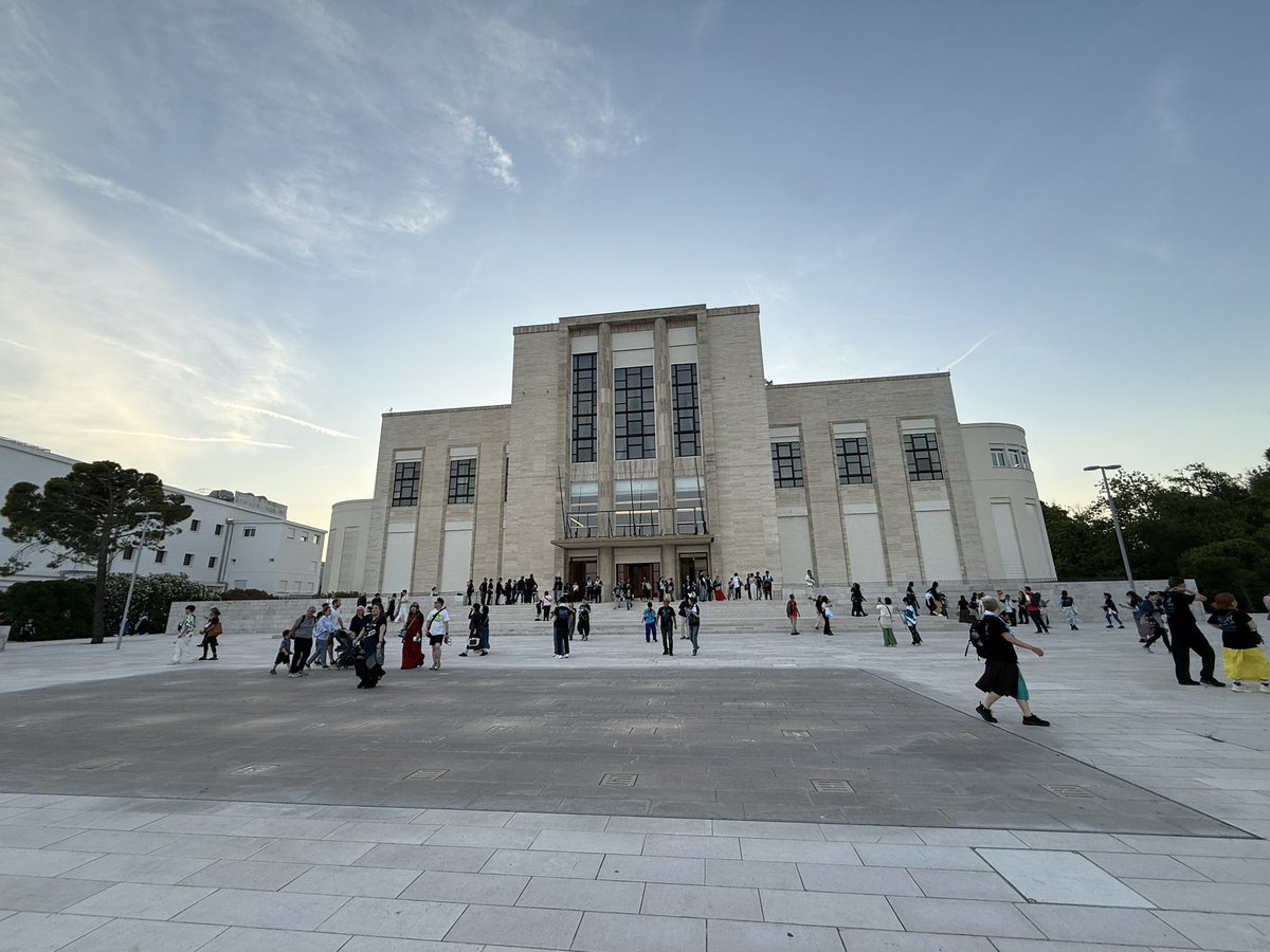 admEx0495's tweet photo. 当初はボヤッとしていたヴェネツィアの夢…時期が近づくごとに、自分が計画を立てるごとにリアルになっていった
チケットを握り締め向かった会場で見た夢の先、ただただ尊い時間だった
未だに浸っている https://t.co/oEGYjpbzkQ
