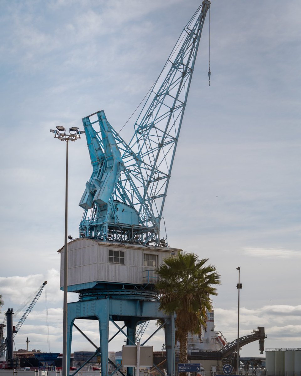 turismodemalaga's tweet photo. Antigua Grúa Portuaria. Instalada en el Puerto de Málaga en 1958, formó parte de un conjunto de grúas dedicadas a la carga y descarga de mercancías. Hoy permanece como testimonio del pasado industrial del muelle y de la intensa actividad comercial. https://t.co/jHEeFhEXXp