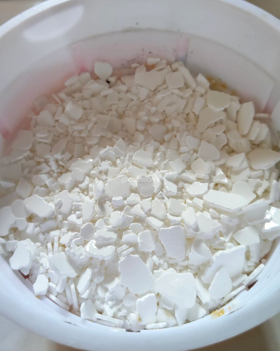 catiwons's tweet photo. in this economy, akhirnya ganti refill dehumidifier serap air dengan Calcium Chloride 74%! 

1kg harganya under 10k loh. jadi hemat banget 😭❤️ https://t.co/CYEvc69rzB