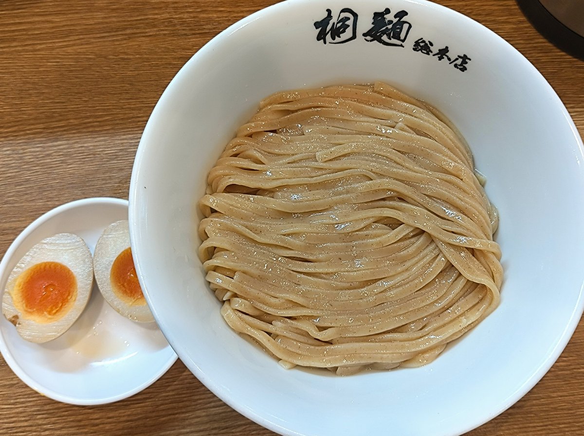 take7700gh5fs's tweet photo. 真夜中の飯テロ🍝
#十三 #桐麺総本店 さんの #限定 #MAZEL です。 魚介スープの旨味が鮮烈😋鶏油や卵黄も入らないので自家製麺の旨味そのものを堪能出来ます😋お好みでトッピングを加えるのも有りですね👍🏻 ※味玉別売 #ラーメン #つけ麺 #まぜそば #飯テロ #麺テロ #大阪ラーメン #桐麺 https://t.co/JcH18vdcyD