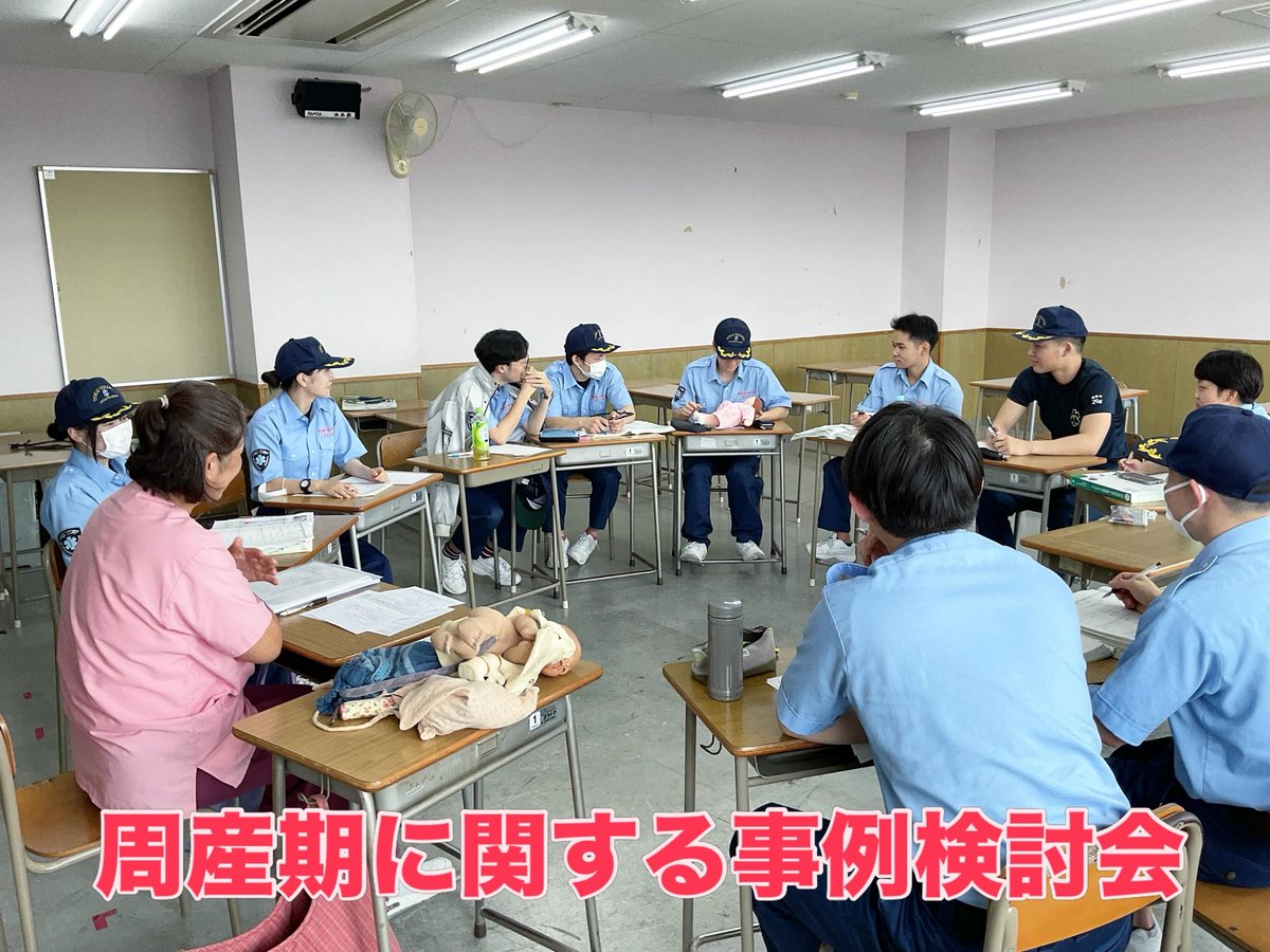 ohno28300742's tweet photo. 東海医療工学専門学校
本日から２年生のシミュレーション実習において助産師の先生方に分娩介助や新生児蘇生法をご指導頂いております！
思ったより狭い救急車の限られた空間を用いて分娩介助を行う難しさや、ふたつのいのちを救う活動の難しさを実感して成長しています！
#救急救命士 
#分娩介助 https://t.co/Xct3EmU8re