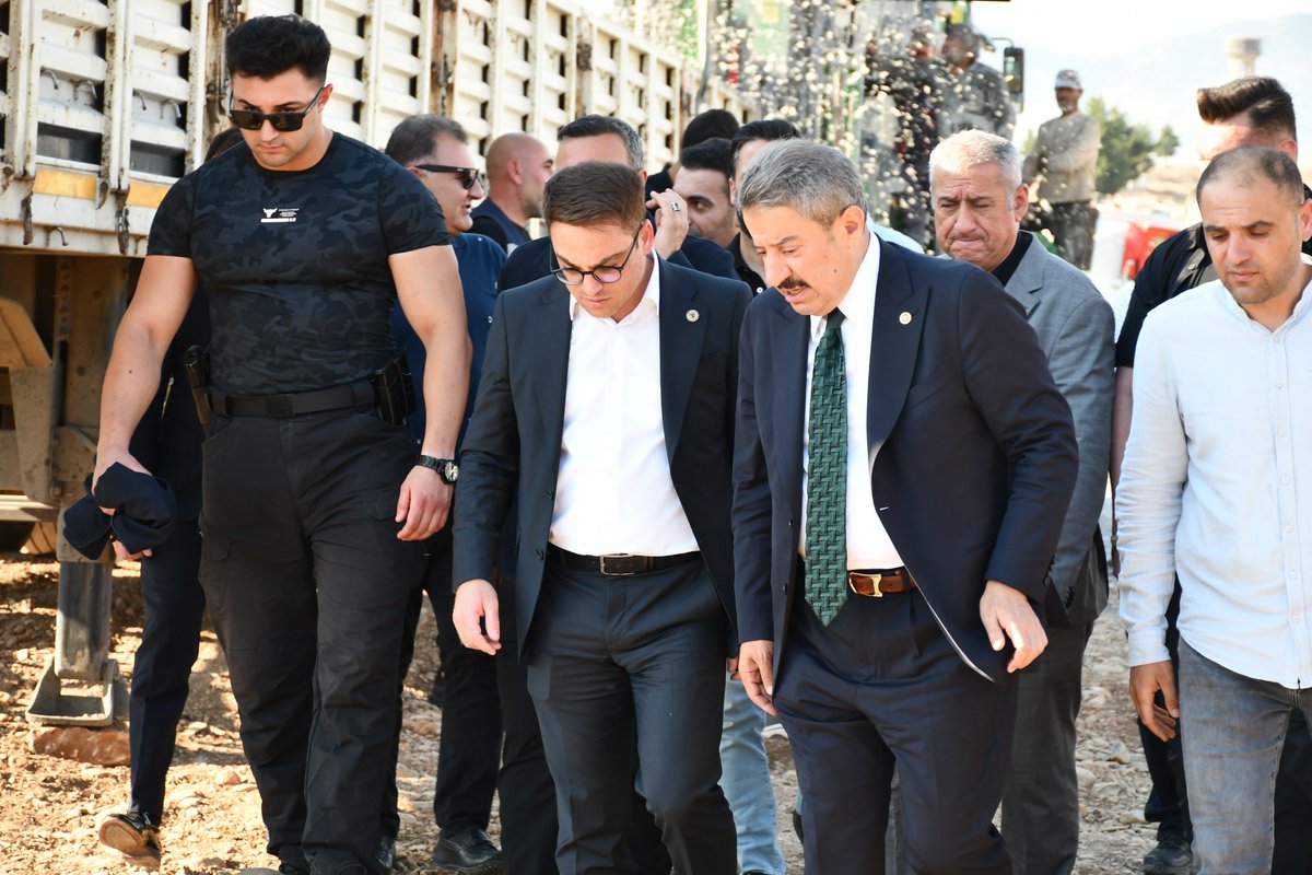 TatarArslan's tweet photo. Vali Yardımcımız ve İl Özel İdaresi Genel Sekreterimiz Sayın @muratcicek_mia ile birlikte;

Şırnak İl Özel İdaremiz tarafından, köylerimizin içme, kullanma ve tarımsal sulama suyu ihtiyaçlarını karşılamak amacıyla temin edilen, 700 metre derinliğe kadar sondaj yapabilen tamamen yerli ve milli hidrolik sondaj makinesinin ilk çalışma alanında incelemelerde bulunduk.

İlk sondaj çalışması, 500 Yataklı Şırnak Bölge Hastanesi’nin içme ve kullanma suyu ihtiyacını karşılamak amacıyla başlatılmış olup, çalışmaları yerinde değerlendirdik.

Şırnak İl Özel İdaremiz; ilimiz, ilçelerimiz, beldelerimiz ve köylerimizin altyapı ve hizmet ihtiyaçlarını karşılayabilecek güçlü araç, ekipman ve insan kaynağı kapasitesine sahiptir.
Çalışmalarında Başarılar Diliyorum.

@TC_icisleri 
@SirnakValiligi 
@sirnakozelidare