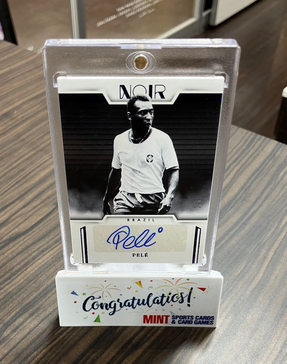 mintsapporo's tweet photo. 【札幌店】お客様良い引きー✨
「PANINI 2025-26 Noir Road to FIFA 
World Cup ’26 Soccer」より、
Pele 氏の Auto Noir が出現！！⚽️
🎉✨おめでとうございます✨🎉
#MINTお客様良い引き 
#ペレ https://t.co/cwQiESaRWH