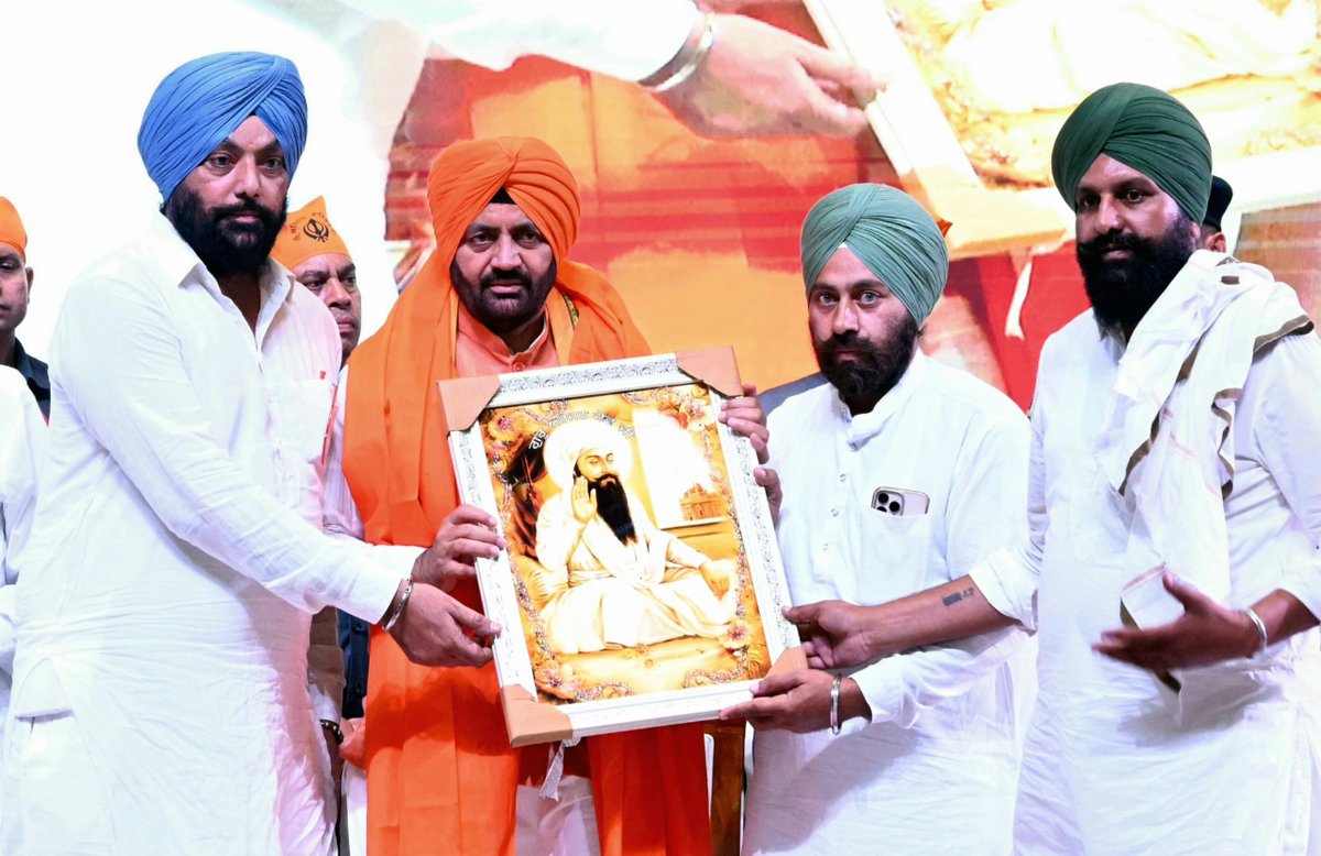 NayabSainiBJP's tweet photo. देश व धर्म की रक्षा के लिए सर्वस्व न्यौछावर करने वाले सिखों के पंचम गुरु, श्री गुरु अर्जन देव जी के 420वें शहीदी दिवस पर आज पंचकूला में आयोजित कार्यक्रम में सम्मिलित होकर उन्हें कोटि-कोटि नमन किया।

प्रधानमंत्री श्री @narendramodi जी के नेतृत्व में देश अपने गुरुओं के गौरवशाली इतिहास और महान योगदान को जन-जन तक पहुंचा रहा है। हरियाणा सरकार भी गुरुओं की शिक्षाओं और आदर्शों को नई पीढ़ी तक पहुंचाने के लिए निरंतर कार्य कर रही है।

हरियाणा संतों, गुरुओं और वीरों की पावन भूमि है। हमारी सरकार समाज के अंतिम व्यक्ति तक विकास और सेवा का लाभ पहुंचाने के लिए प्रतिबद्ध है। आइए, हम सभी जाति-पाति और भेदभाव से ऊपर उठकर गुरु साहिबान के बताए सत्य, सेवा व करुणा के मार्ग पर चलते हुए एक सशक्त एवं विकसित राष्ट्र के निर्माण में अपना योगदान दें।