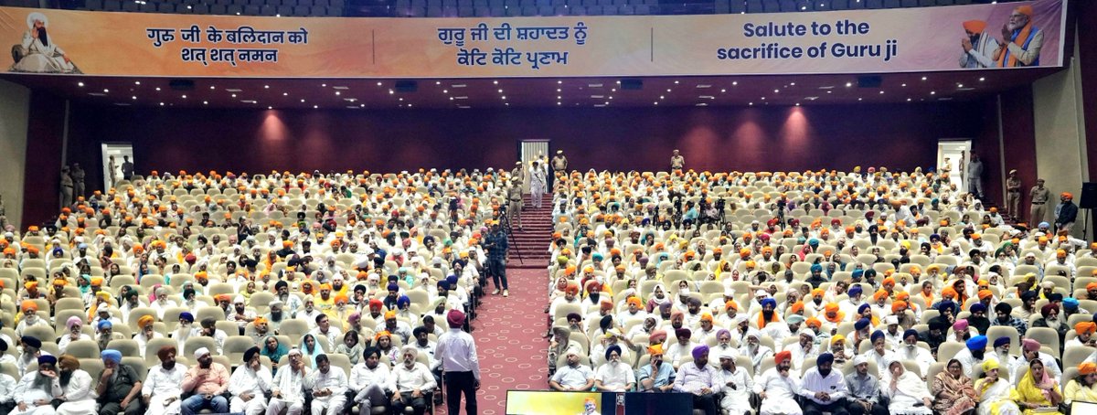NayabSainiBJP's tweet photo. देश व धर्म की रक्षा के लिए सर्वस्व न्यौछावर करने वाले सिखों के पंचम गुरु, श्री गुरु अर्जन देव जी के 420वें शहीदी दिवस पर आज पंचकूला में आयोजित कार्यक्रम में सम्मिलित होकर उन्हें कोटि-कोटि नमन किया।

प्रधानमंत्री श्री @narendramodi जी के नेतृत्व में देश अपने गुरुओं के गौरवशाली इतिहास और महान योगदान को जन-जन तक पहुंचा रहा है। हरियाणा सरकार भी गुरुओं की शिक्षाओं और आदर्शों को नई पीढ़ी तक पहुंचाने के लिए निरंतर कार्य कर रही है।

हरियाणा संतों, गुरुओं और वीरों की पावन भूमि है। हमारी सरकार समाज के अंतिम व्यक्ति तक विकास और सेवा का लाभ पहुंचाने के लिए प्रतिबद्ध है। आइए, हम सभी जाति-पाति और भेदभाव से ऊपर उठकर गुरु साहिबान के बताए सत्य, सेवा व करुणा के मार्ग पर चलते हुए एक सशक्त एवं विकसित राष्ट्र के निर्माण में अपना योगदान दें।
