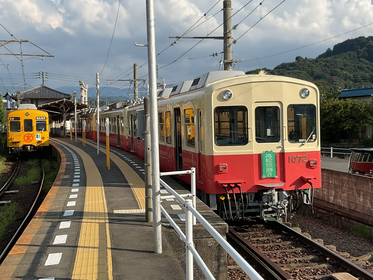 ことでんのこの塗装かわいい〜！ 旧型車がいるうちにまた乗りにいきたいよ