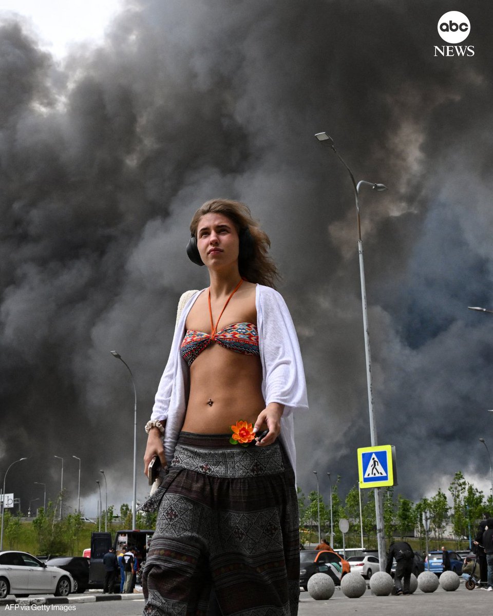 ABC's tweet photo. Ukraine launched hundreds of drones on Thursday targeting more than a dozen Russian regions, including Moscow, where they struck an oil refinery, sending plumes of black smoke into the air over the Russian capital.

Read more: https://t.co/4KEEx6YSgs https://t.co/B46RYtY68y