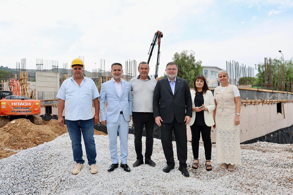 Bilalsaygili's tweet photo. Güzelbahçe 1 Nolu Aile Sağlığı Merkezi ve Sağlıklı Hayat Merkezi şantiye alanında incelemelerde bulunduk.

AK Parti olarak insanı merkeze alan hizmet anlayışımızla sağlık alanındaki yatırımlarımızı kararlılıkla sürdürüyoruz. Cumhurbaşkanımız Sayın Recep Tayyip Erdoğan’ın liderliğinde sağlıkta dönüşüm vizyonunu yeni eserlerle büyütmeye devam ediyoruz.

İzmir’imize kazandırılan bu önemli yatırım, vatandaşlarımızın daha modern ve nitelikli sağlık hizmetlerine erişimine katkı sağlayacak. Şehrimize değer katan her eserin takipçisi olmaya, milletimize hizmet üretmeye devam edeceğiz.
Güzelbahçe’mize hayırlı olsun.