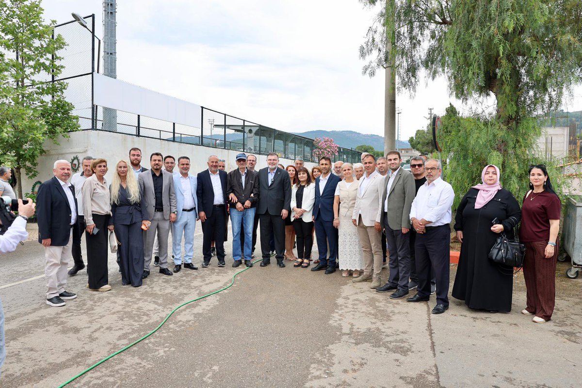 Bilalsaygili's tweet photo. Güzelbahçe 1 Nolu Aile Sağlığı Merkezi ve Sağlıklı Hayat Merkezi şantiye alanında incelemelerde bulunduk.

AK Parti olarak insanı merkeze alan hizmet anlayışımızla sağlık alanındaki yatırımlarımızı kararlılıkla sürdürüyoruz. Cumhurbaşkanımız Sayın Recep Tayyip Erdoğan’ın liderliğinde sağlıkta dönüşüm vizyonunu yeni eserlerle büyütmeye devam ediyoruz.

İzmir’imize kazandırılan bu önemli yatırım, vatandaşlarımızın daha modern ve nitelikli sağlık hizmetlerine erişimine katkı sağlayacak. Şehrimize değer katan her eserin takipçisi olmaya, milletimize hizmet üretmeye devam edeceğiz.
Güzelbahçe’mize hayırlı olsun.