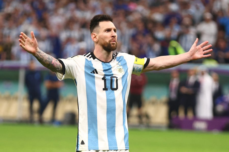 WhoScored's tweet photo. Golden Boot Probability Leaderboard after GW1:

🇦🇷 Lionel Messi - 36.8%
🇫🇷 Kylian Mbappe - 36.6%
🏴󠁧󠁢󠁥󠁮󠁧󠁿 Harry Kane - 12.9%
🇳🇴 Erling Haaland - 8.3%
🇩🇪 Kai Havertz - 5.5% https://t.co/4qj724EEHX
