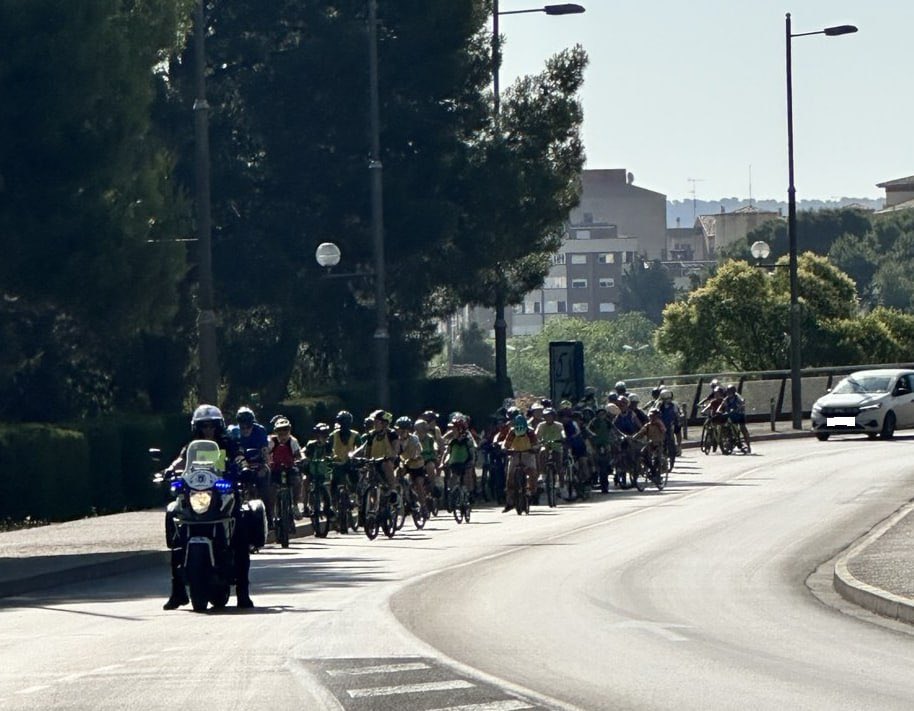 oscarferpe2's tweet photo. 🚴‍♂️🎒 Esta semana, la #PolicíaLocalHuesca hemos escoltado por las calles de nuestra ciudad a los alumnos de primaria en las actividades de 'Aula Ciclista'. https://t.co/zAURrTAiLj