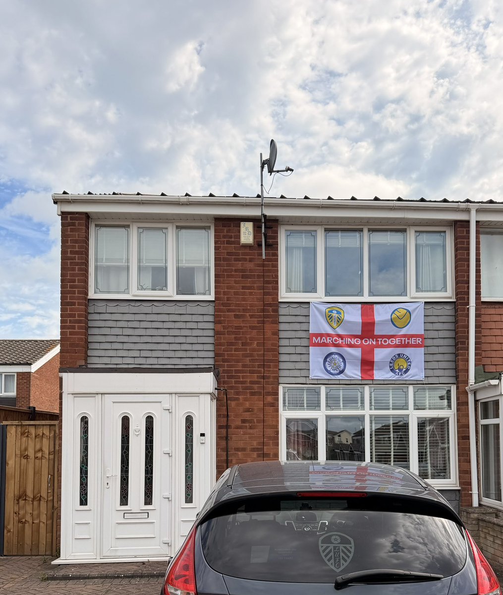 Sophs_C's tweet photo. Flag finally came this morning, and this beauty went straight up! It’s coming home 🦁 https://t.co/1LOTP0Xadk