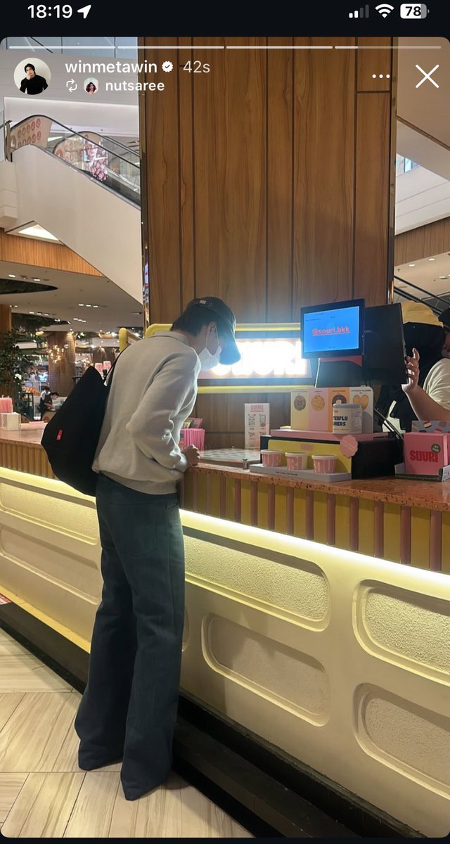 only_truth0522's tweet photo. You go, girl. Queen. 👑
It's clear as day. Even though he has gone there three times already through Sky's invitations, he never bothered to support the shop on his own.
Meanwhile, he used to hang out with his non celebrity woman , go to Win's shop, and even have dinner 
#SkyNani https://t.co/lEePI6TYzm